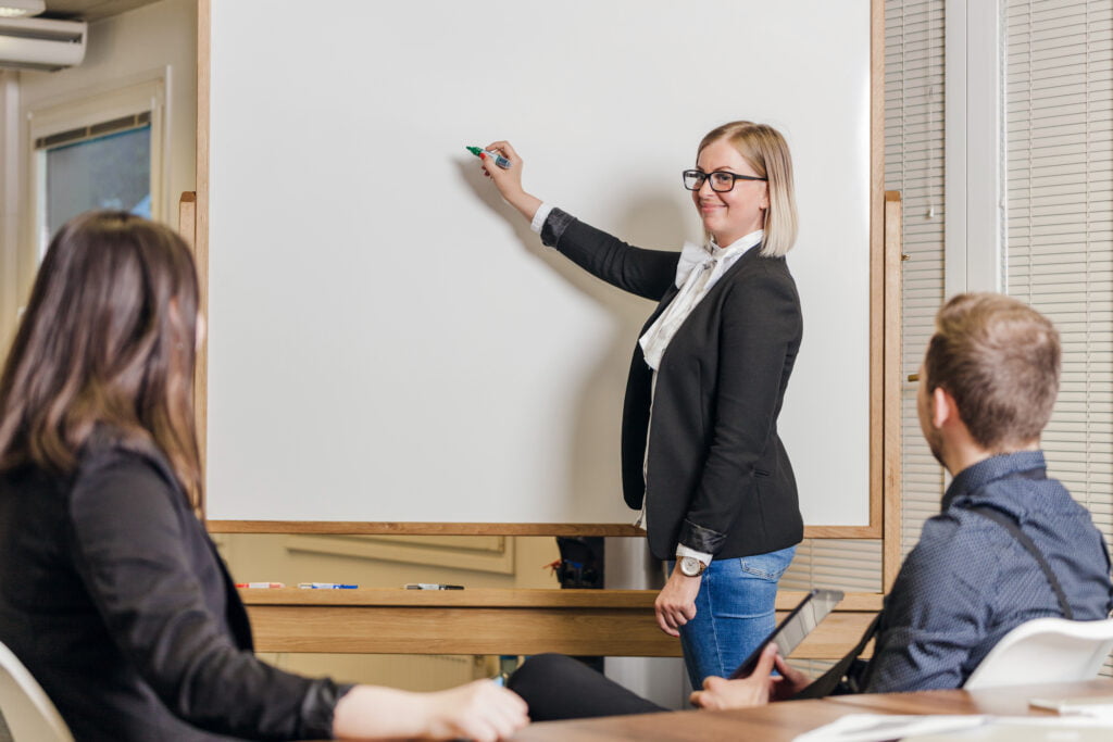 Self-Study or Classroom? Discover the best way to learn German by comparing the freedom of self-learning with the structure and support of classroom lessons